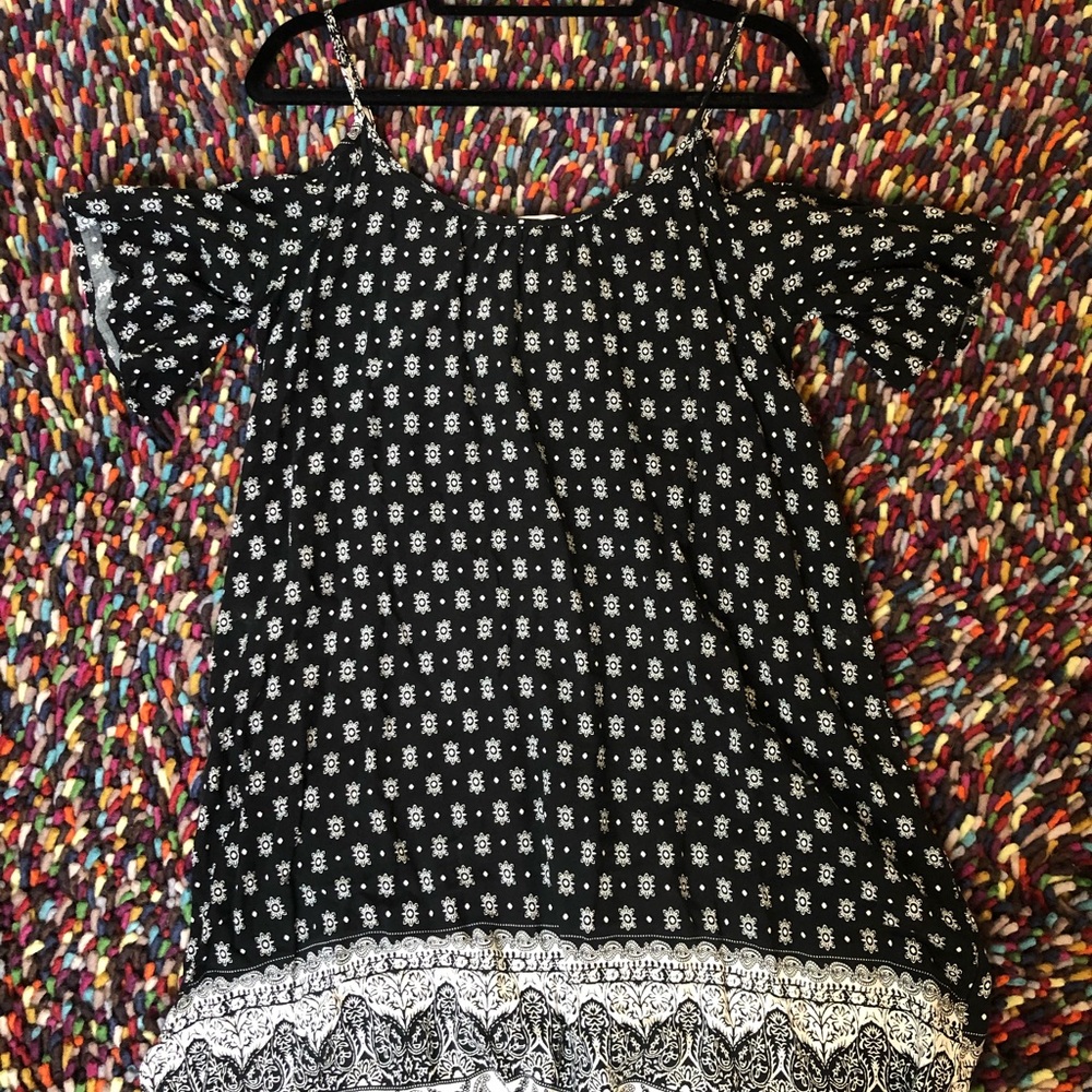 A loose springtime dress with shoulder cut-outs.